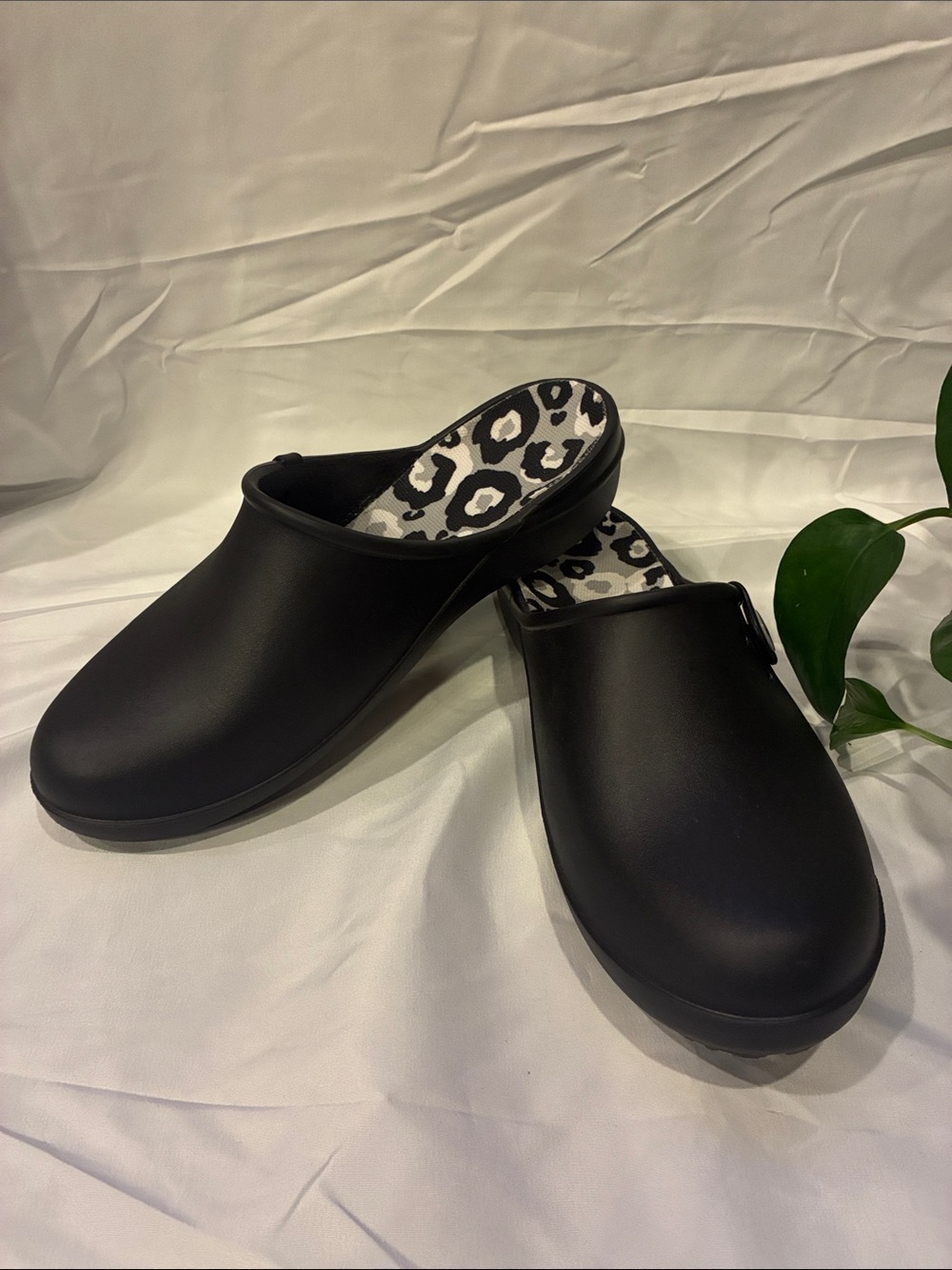 New Ladies Size 8 Crocs Tully II Clog w/ Gray & Black Leopard Insole (ABBA)